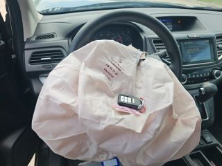 2016 Honda CR-V EX - Interior Steering Wheel With Keys Image